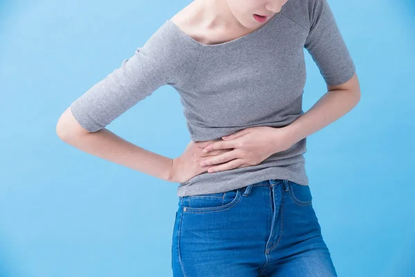 Frau Mit Nierenerkrankung Auf Blauem Hintergrund — Stockfoto