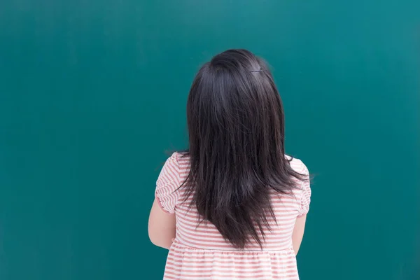 Χαριτωμένο Κορίτσι Πίσω Σας Πράσινο Πίνακα Κιμωλίας — Φωτογραφία Αρχείου