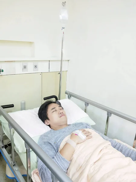Uomo Paziente Sdraiato Sul Letto Ospedale — Foto Stock