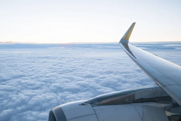Небо и облака, как видно через окно — стоковое фото