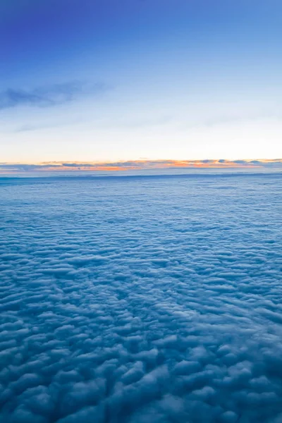 Lecąc Nad Chmury Widok Samolotu — Zdjęcie stockowe