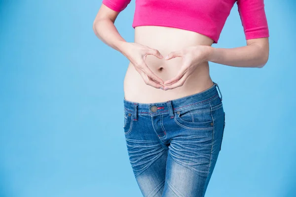 Frau Zeigt Herz Geste Auf Blauem Hintergrund — Stockfoto