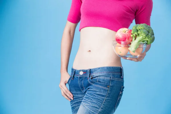 Vrouw Met Groente Fruit Lichaam Gezondheid Concept Blauwe Achtergrond — Stockfoto