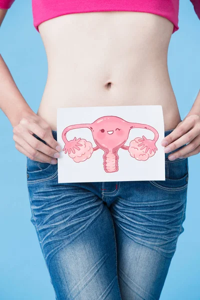 Mujer Con Tarjeta Salud Del Útero Fondo Azul —  Fotos de Stock