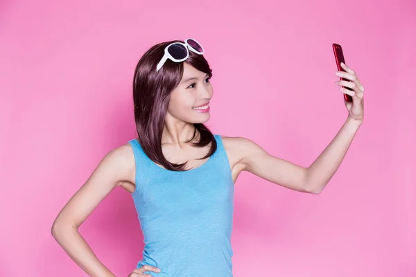 Mujer Tomando Selfie Felizmente Fondo Rosa —  Fotos de Stock