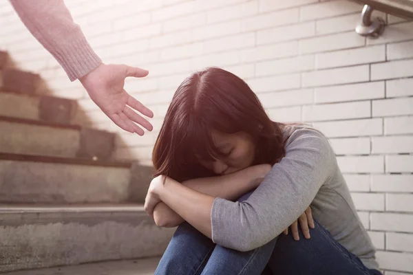 Deprimerad Kvinna Sitter Tunnelbanan Med Hand Ger Hjälp — Stockfoto