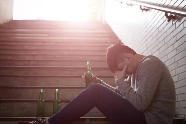 Депресивний Чоловік Почувається Засмученим Проблемою Алкоголізму Сидить Підземній Дорозі — стокове фото