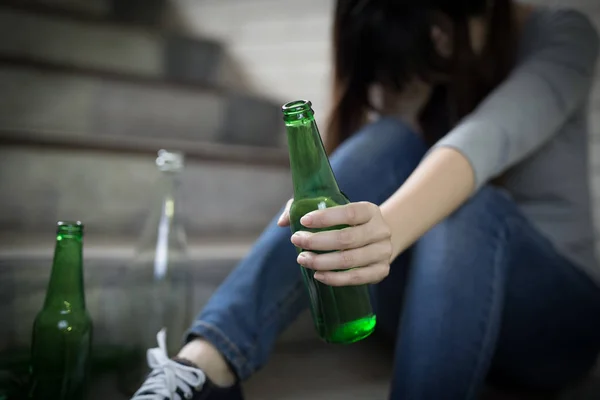 Mujer Deprimida Sintiéndose Molesta Con Problema Del Alcoholismo — Foto de Stock