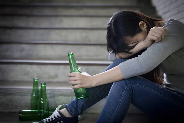 落ち込んでいる女性アルコール中毒問題で動揺気味と地下鉄で座っています — ストック写真