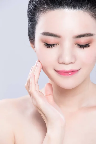 Csukd Szemed Érintse Meg Arcát Beauty Skin Care Koncepciót Szürke — Stock Fotó