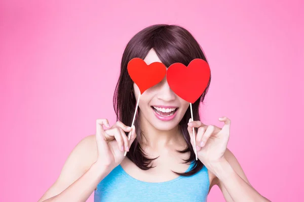 Mulher Segurando Corações Amor Vermelho Sobre Olhos Fundo Rosa — Fotografia de Stock
