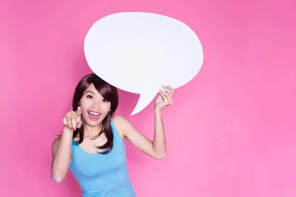 Mujer Sosteniendo Burbuja Del Habla Mostrando Algo Fondo Rosa —  Fotos de Stock