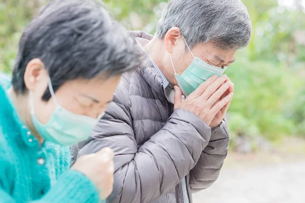 老夫婦の山の上のマスクを着用 — ストック写真