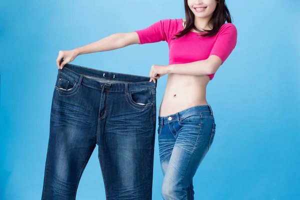 Vrouw Met Verlies Van Het Gewicht Blauwe Achtergrond — Stockfoto