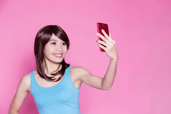 Mujer Tomando Selfie Felizmente Fondo Rosa — Foto de Stock