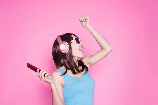 Mulher Usando Telefone Ouvir Música Fundo Rosa — Fotografia de Stock