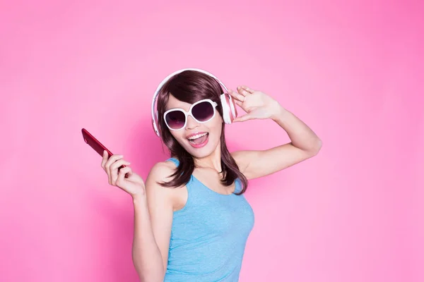 Mulher Usando Telefone Ouvir Música Fundo Rosa — Fotografia de Stock
