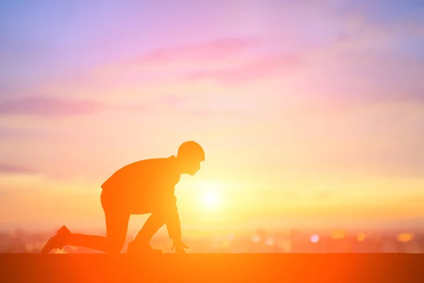 Silhouette Uomo Affari Che Corre Tramonto — Foto Stock