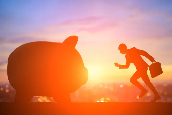 Silhouet Van Business Man Loopt Tot Zonsondergang Piggy Bank — Stockfoto