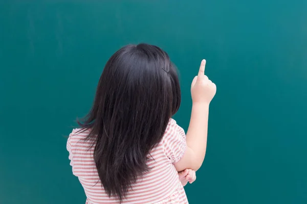 Schattig Meisje Terug Naar Wijzen Iets Met Groene Schoolbord Achtergrond — Stockfoto