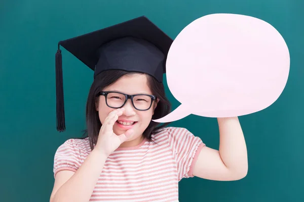 Bonito Menina Vestindo Solteiro Cap Segurando Discurso Bolha — Fotografia de Stock