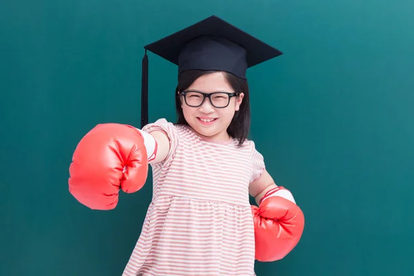 Bonito Menina Vestindo Bacharel Cap Luvas Branco Verde Quadro Fundo — Fotografia de Stock