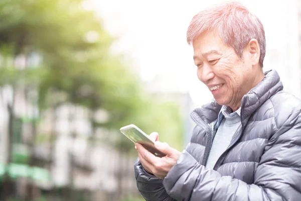 늙은이 공원에서 전화를 — 스톡 사진