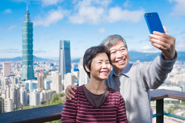 Velho Casal Tomando Selfie Feliz — Fotografia de Stock