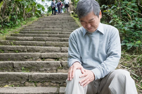 Old Man Knee Problem Mountain — Stock Photo, Image