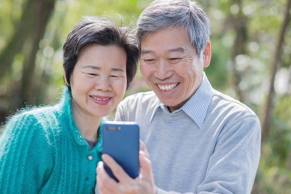 Altes Paar Macht Fröhlich Selfie — Stockfoto