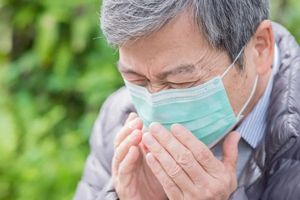 Oude Man Kreeg Koud Dragen Masker Buitenshuis — Stockfoto