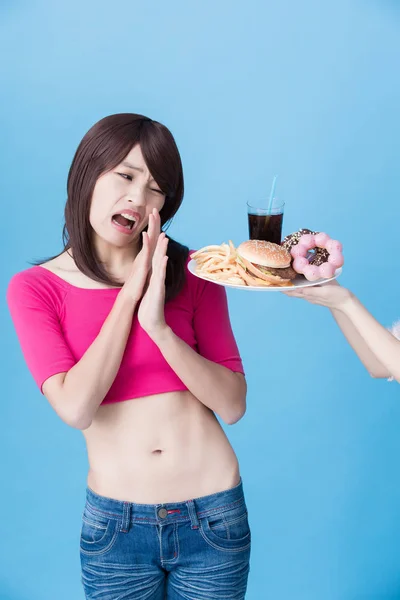 Mujer Ofrece Comida Poco Saludable Fondo Azul —  Fotos de Stock