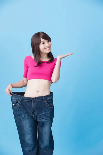 Mujer Mostrando Pérdida Peso Fondo Azul —  Fotos de Stock