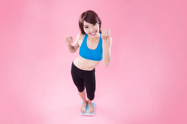 Vrouw Stond Gewichtsschalen Met Roze Achtergrond — Stockfoto