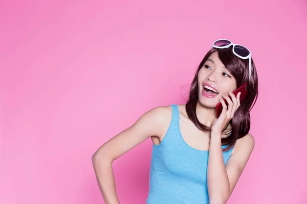 Mujer Hablando Por Teléfono Fondo Rosa — Foto de Stock