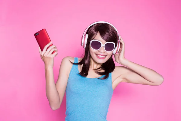 Mulher Usando Telefone Ouvir Música Fundo Rosa — Fotografia de Stock