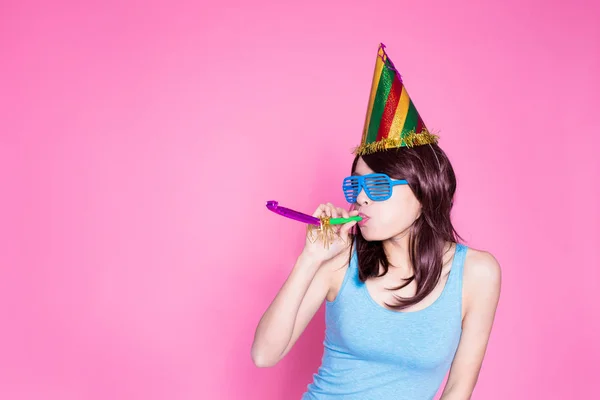 Jovem Mulher Vestindo Chapéu Festa Com Barulho Fundo Rosa — Fotografia de Stock