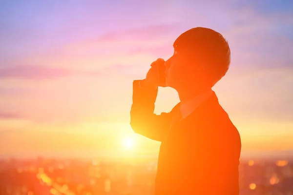 Silueta Del Hombre Negocios Usando Teléfono Atardecer —  Fotos de Stock