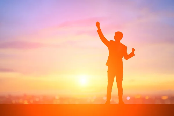 Silueta Hombre Negocios Siente Emocionado Con Puesta Del Sol —  Fotos de Stock