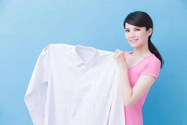 Vrouw Met Schoon Shirt Blauwe Achtergrond — Stockfoto