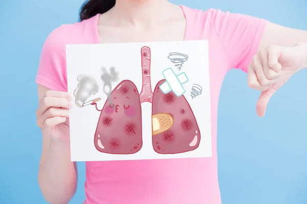 Mavi Arka Plan Üzerinde Sağlıksız Lungy Billboard Kadınla — Stok fotoğraf