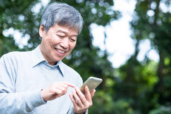 늙은이 공원에서 전화를 — 스톡 사진