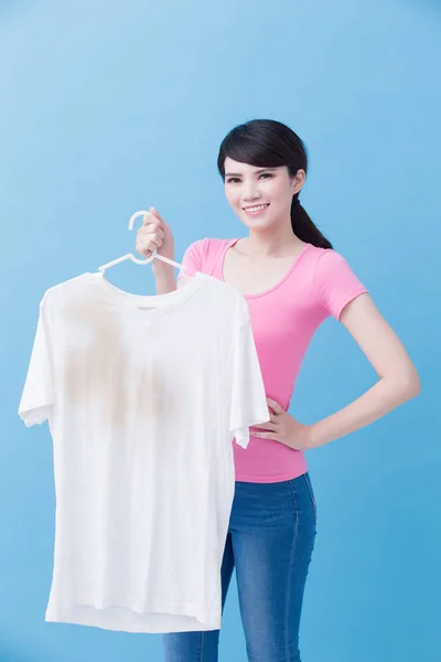 Vrouw Met Vuile Shirt Blauwe Achtergrond — Stockfoto