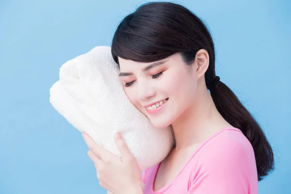 Woman Clean Towels Blue Background — Stock Photo, Image