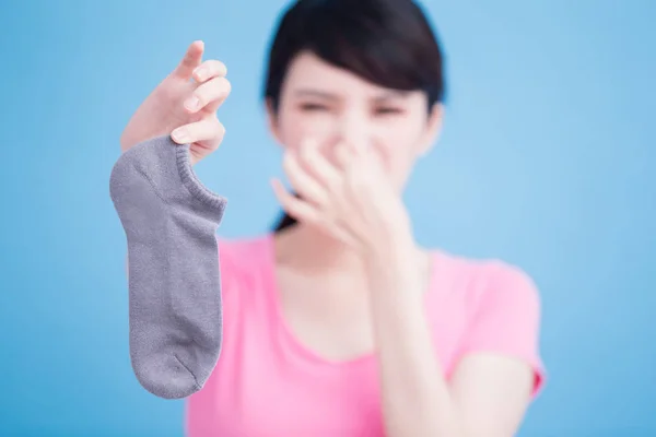 Kvinna Med Illaluktande Strumpa Den Blå Bakgrunden — Stockfoto