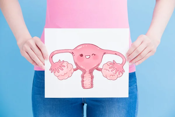 Mulher Com Painel Avisos Útero Fundo Azul — Fotografia de Stock