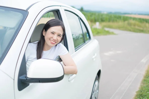 Kvinne Smiler Lykkelig Kjører Bil – stockfoto