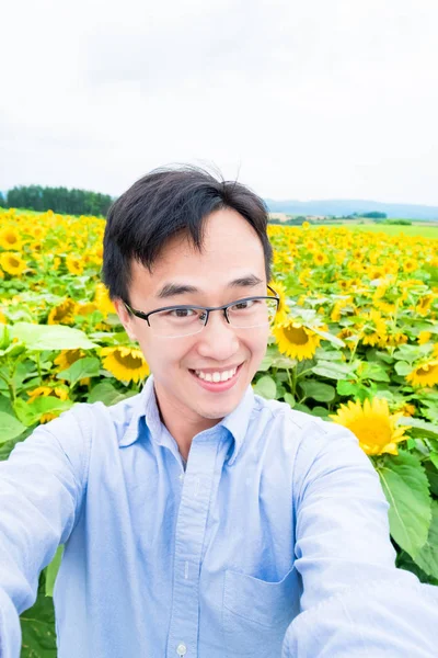 Selfie Mutlu Bir Şekilde Hokkaido Alarak Adam — Stok fotoğraf