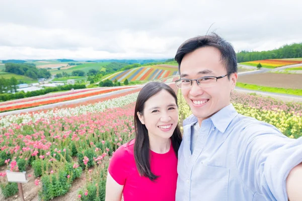 Pár Pořizování Selfie Šťastně Krásnou Krajinu Shikisai Oka — Stock fotografie