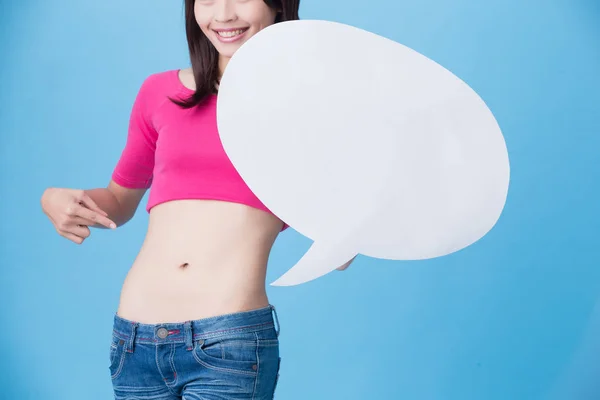 Frau Mit Sprechblase Nahe Der Taille Auf Blauem Hintergrund — Stockfoto